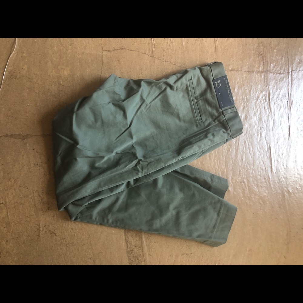 Banana Republic Ryan pants, olive green. NWT